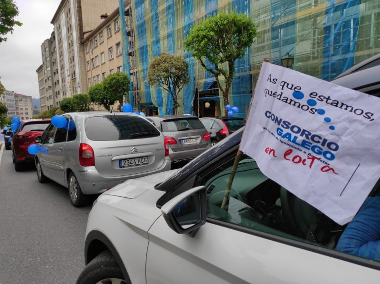 Sonora protesta en coche de las trabajadoras del Consorcio ante el Parlamento para reclamar «estabilidad» laboral