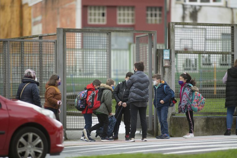 Bajan a 586 los casos activos en los centros educativos gallegos y aumentan a 33 las aulas cerradas