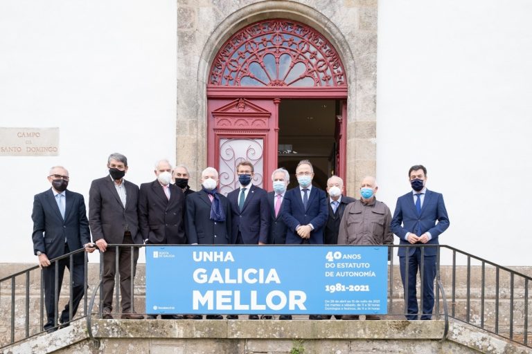 Feijóo advierte que Galicia sigue «vigilante» ante «asimetrías» entre comunidades tras visitar una muestra del Estatuto