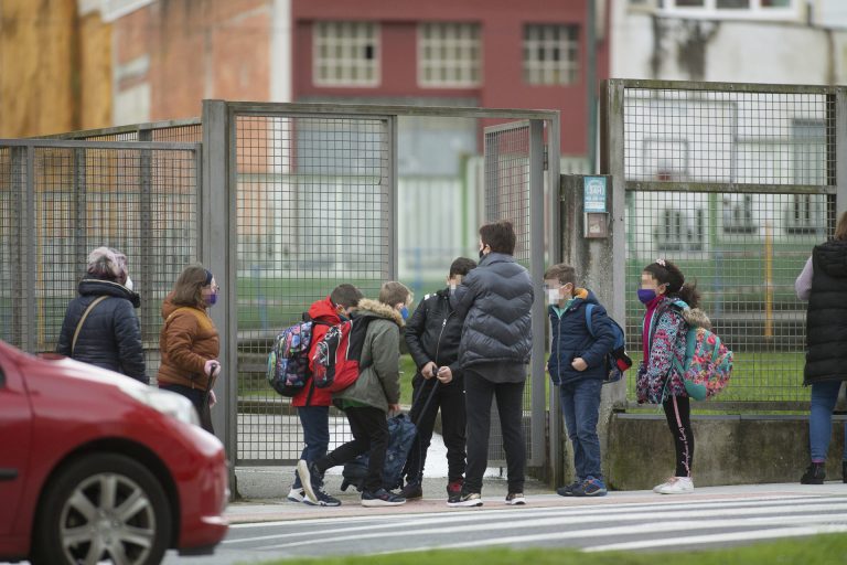 Bajan a 583 los casos activos en centros educativos gallegos, pero suben a 39 las aulas cerradas