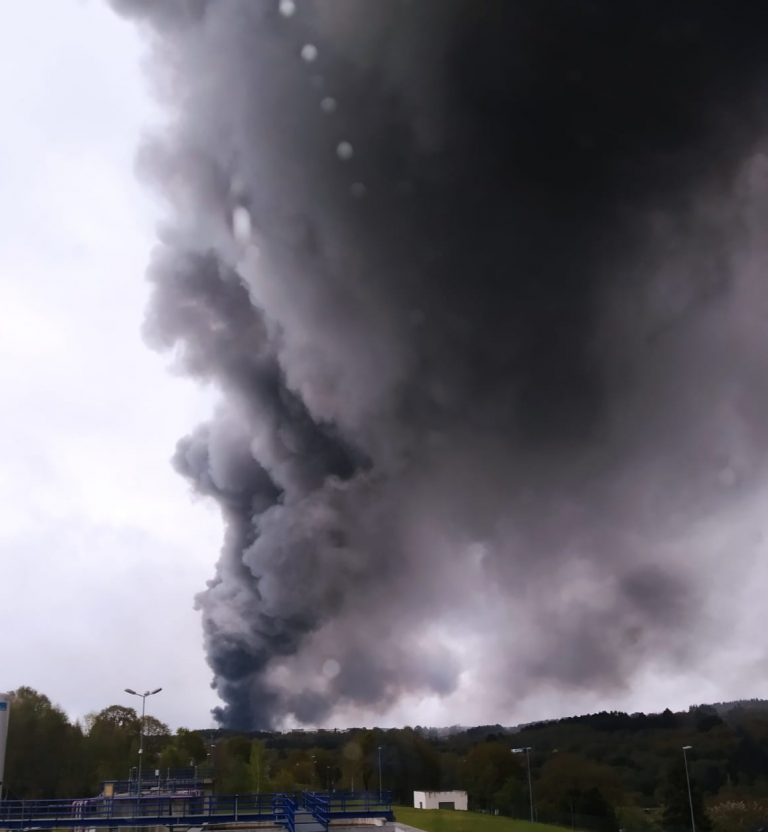 Gran incendio en varias naves del Polígono de O Ceao, en Lugo