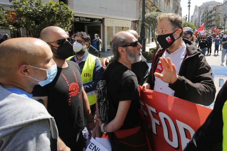 Trabajadores del metal irrumpen en las marchas del 1 de mayo en Vigo al grito de «traidores» por la firma del convenio