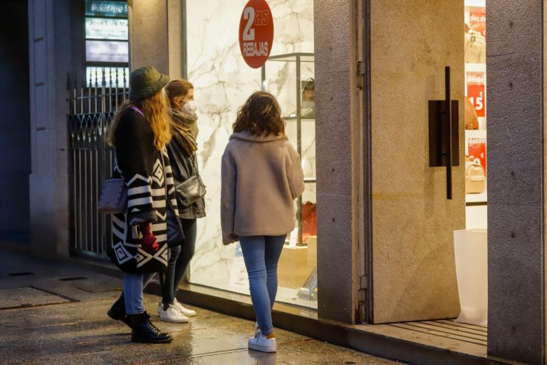 Los bonos descuento de 30 euros para el comercio podrán descargarse a partir de este lunes en la web de la Xunta