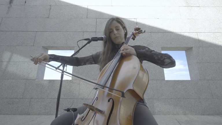 (Vídeo) El chelo y la electrónica ponen música a los versos de Xela Arias