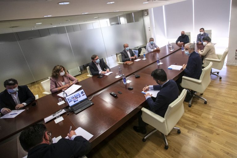 La Xunta propone a alcaldes y sindicatos de Ferrolterra convertir la comarca en un polo energético