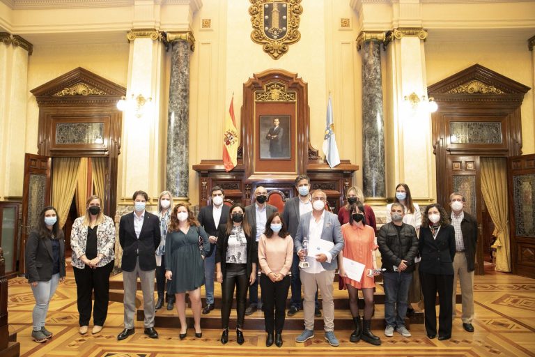 La alcaldesa de A Coruña reivindica el periodismo como un «derecho colectivo» en la entrega del premio Pérez Lugín