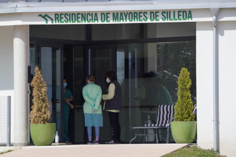 Las residencias gallegas se mantienen con 13 contagios, concentrados en un centro de Chantada (Lugo)