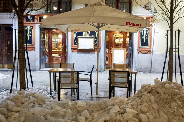 Los bares gallegos podrán cerrar a las 23,00 y los restaurantes a la una ya este sábado