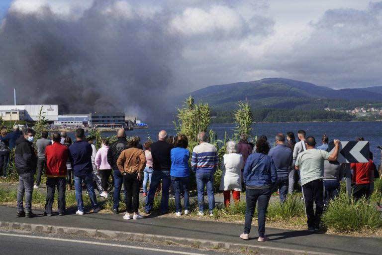 La Xunta desactiva el plan de emergencias por el incendio de la conservera de Boiro  que sigue controlado