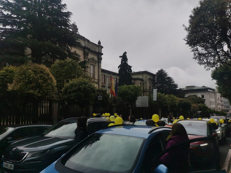 Decenas de coches marchan por Santiago para protestar contra el «abuso de la temporalidad» laboral en el sector público