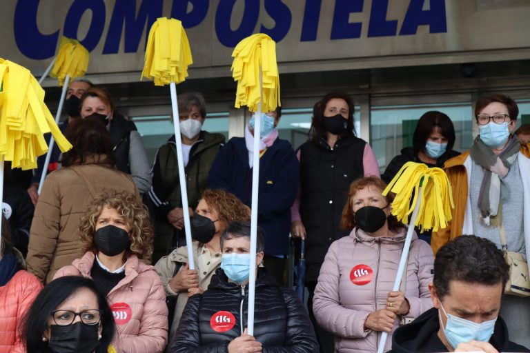 Trabajadoras de la limpieza en huelga sacan las fregonas amarillas a la calle de nuevo en demanda de un convenio «digno»