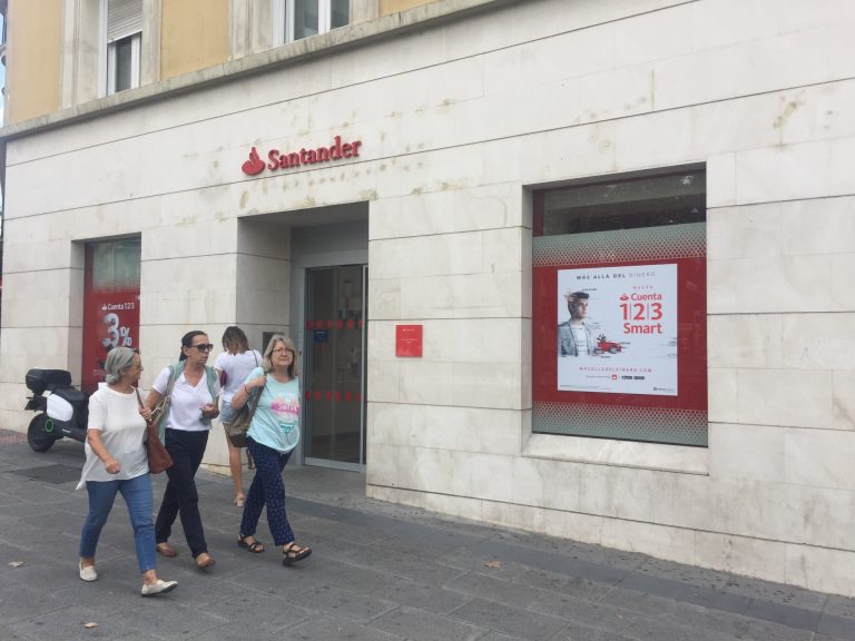 Banco Santander ya ha ejecutado un 67% de las salidas de su ERE y suma 222 contratos extinguidos en Galicia