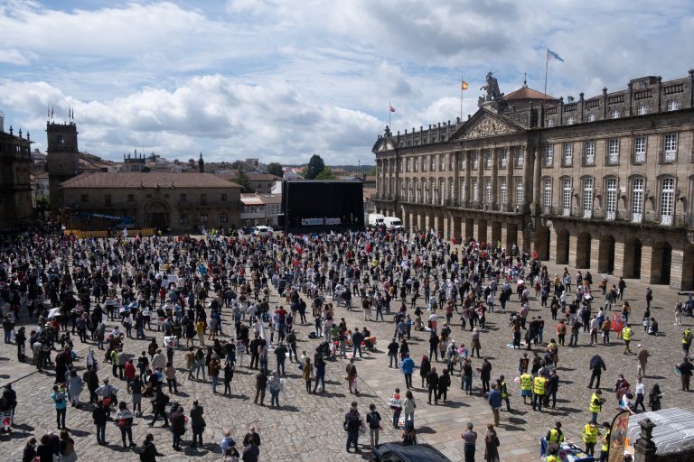 Miles de personas llenan la Praza do Obradoiro para reclamar «normalización» y «reconocimiento pleno» del gallego