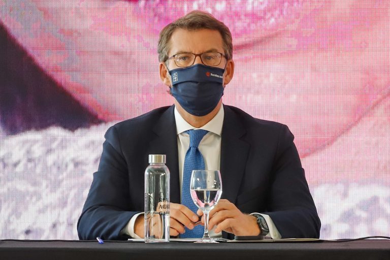 Feijóo cuestiona que pueda haber vacunación masiva a partir de junio, ya que dependerá del número de dosis