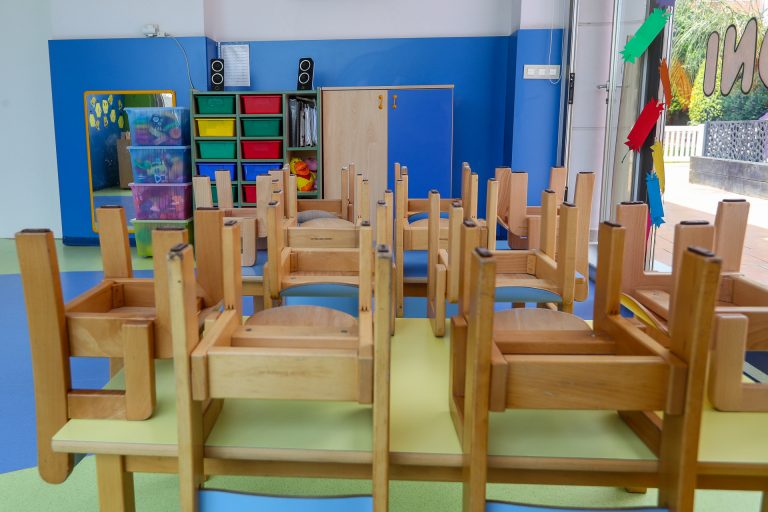 Los casos activos en centros educativos gallegos se mantienen en 579 y las aulas cerradas bajan a 28