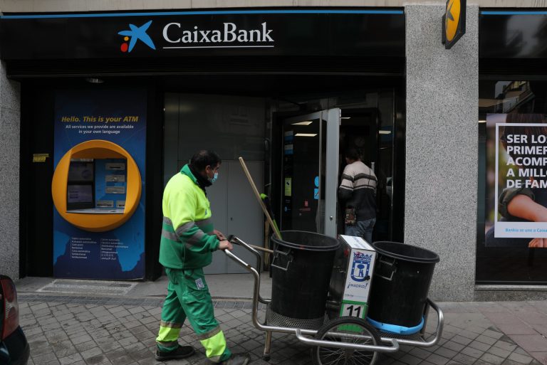 CaixaBank mejora las condiciones para los despedidos por el ERE