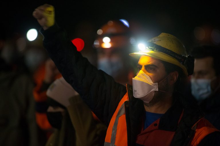 Los trabajadores de Alcoa avalan el acuerdo para un proceso de venta de dos meses y suspender la huelga