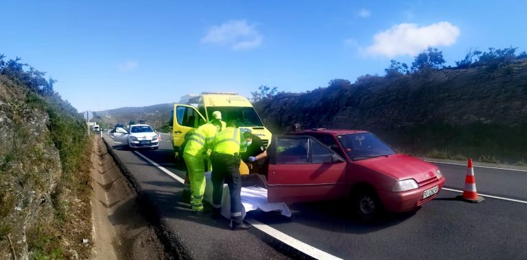 Herido un conductor en el choque entre dos turismos en Boborás (Ourense)