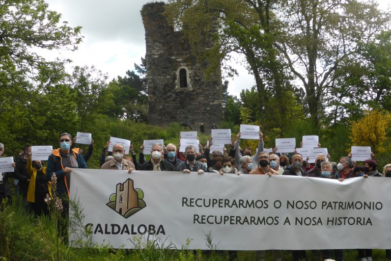 Más de un centenar de personas se concentran en Cospeito para reclamar la recuperación de la torre de Caldaloba