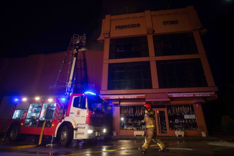 Extinguido el incendio originado en una nave de embutidos en Vilalba (Lugo)