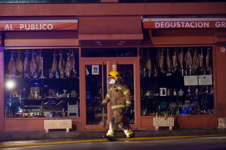 La alcaldesa de Vilalba (Lugo) descarta intencionalidad y atribuye a «un accidente» el incendio en la nave de jamones