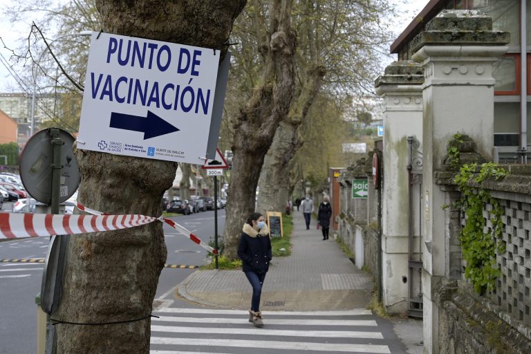 El 48,79% de la población de Galicia a vacunar ha recibido al menos una dosis y casi el 26% pauta completa