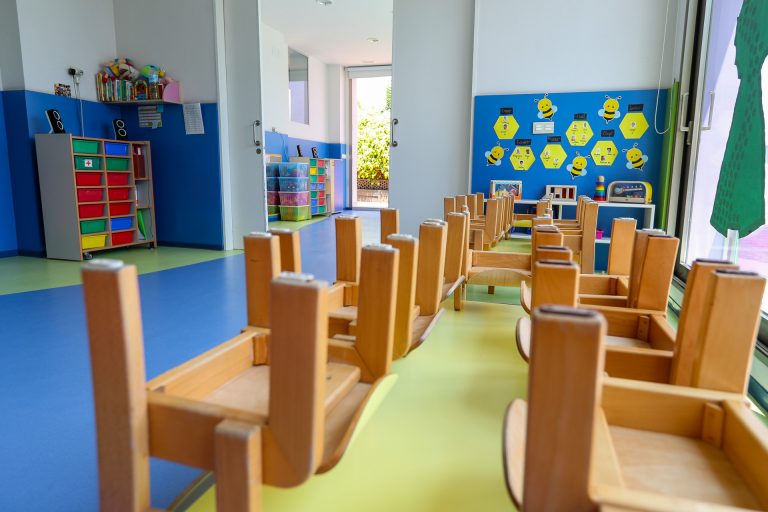 Bajan a 560 los casos activos en centros educativos de Galicia y aumentan a 37 las aulas cerradas