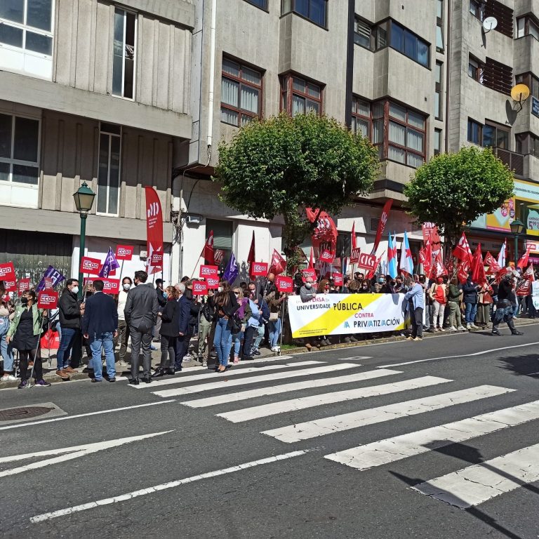 Un centenar de personas rechaza ante la Cámara gallega la universidad privada por considerar que «solo busca el negocio»