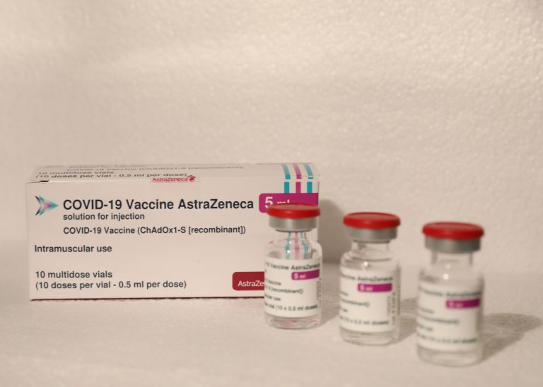 Galicia, que sumó este lunes 14.900 vacunas de Astrazeneca, solo pondrá una dosis a los menores de 65 infectados