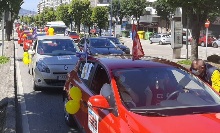 CC.OO. y UGT protestan con una caravana de coches en Vigo contra el «desguace» del servicio de Correos