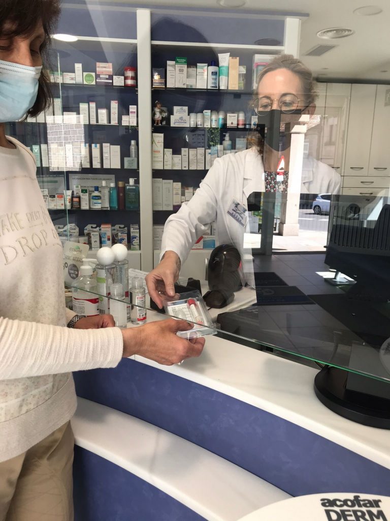 Las farmacias de Pontevedra detectaron 175 positivos con test de saliva, con unos 500 participantes diarios