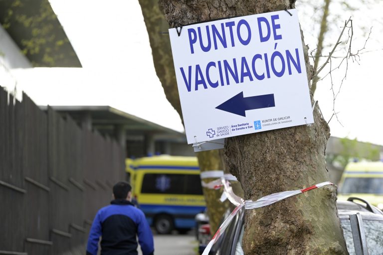 Más de la mitad de los gallegos a vacunar ya ha recibido al menos una dosis y casi el 27% la pauta completa