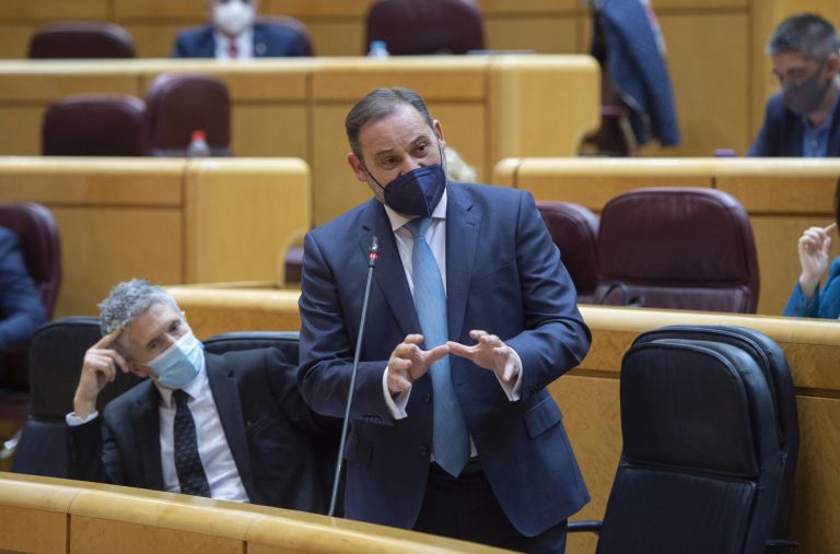 Angrois.-Ábalos dice que la salida del alto cargo de Adif, casi ocho años después del accidente, llega «procedentemente»