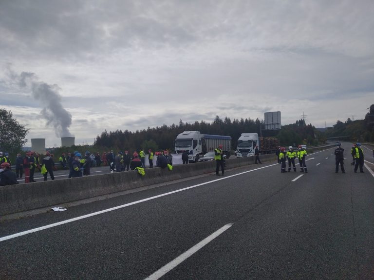 Trabajadores de la central de As Pontes cortan el tráfico en la autovía AG-64 para reclamar «garantías de empleo»