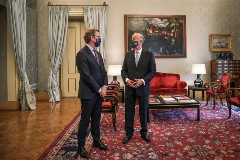 Feijóo aborda la reactivación del turismo por el Xacobeo con el presidente de Portugal, que hará el Camino