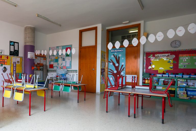 Los casos activos en centros educativos gallegos bajan a 523 y las aulas cerradas se reducen a 21