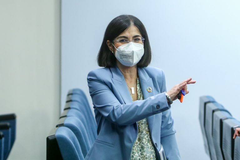 La ministra de Sanidad no teme un desabastecimiento de vacunas de AstraZeneca