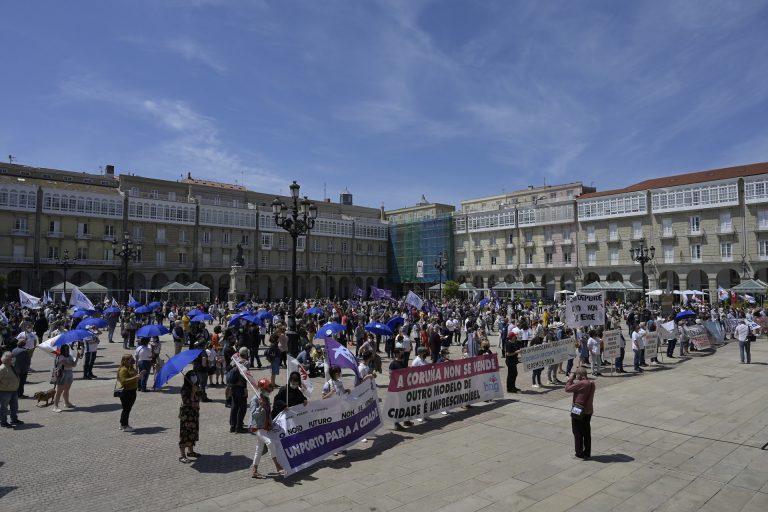 A Coruña se manifiesta para reclamar la condonación de la deuda del puerto