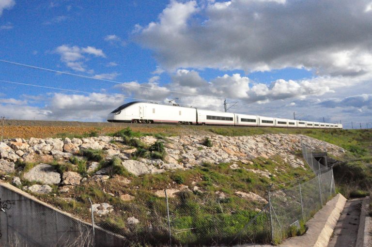 El Talgo Avril, aún en pruebas antes de su puesta en servicio, supera los 363 km/h entre Valladolid y Burgos