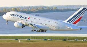 Un juzgado coruñés condena a Air France a pagar más de 1.000 euros a un viajero al que negó la devolución de un vuelo