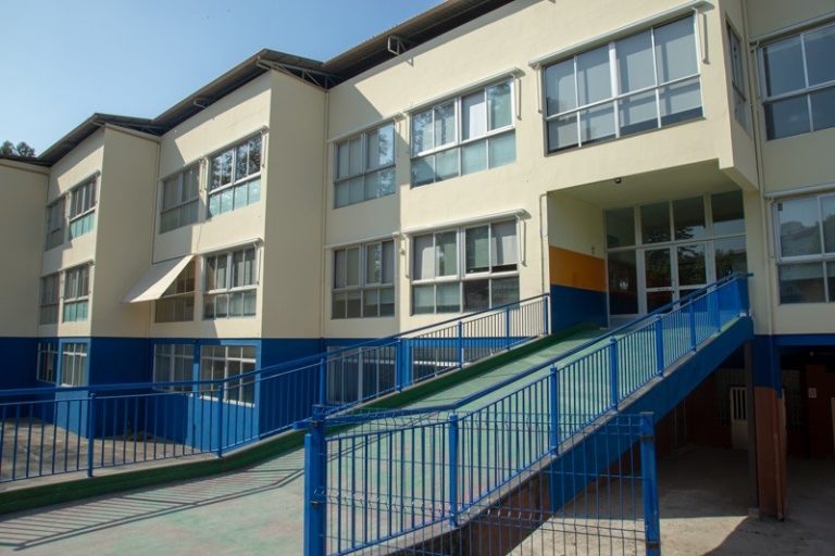 Bajan a 468 los casos activos en centros educativos gallegos y las aulas cerradas descienden a 19
