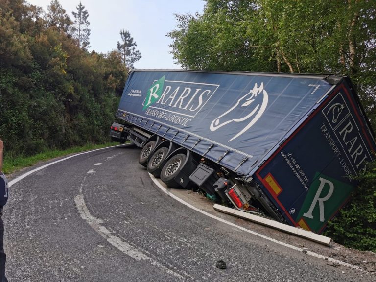 La salida de vía de un camión articulado en Maceda (Ourense) moviliza una grúa para desatascar la carretera cortada