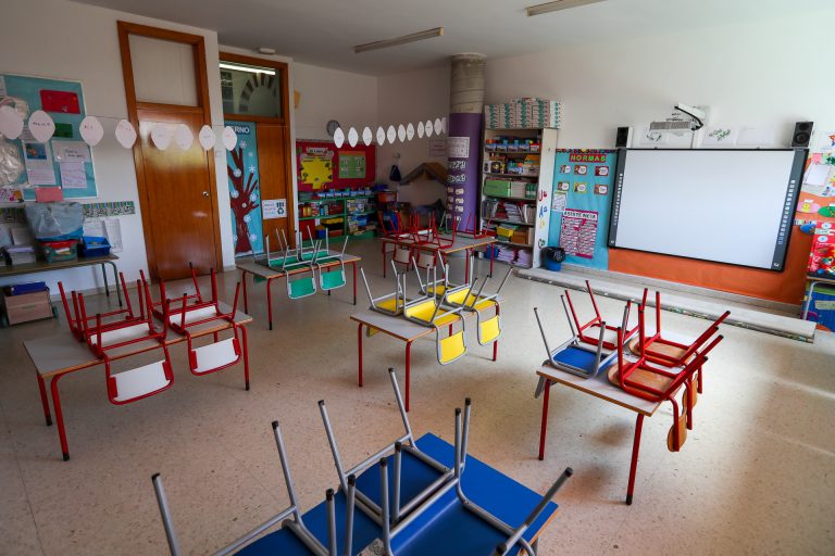 Los casos activos en centros educativos de Galicia descienden a 451 y las aulas cerradas se reducen a 15