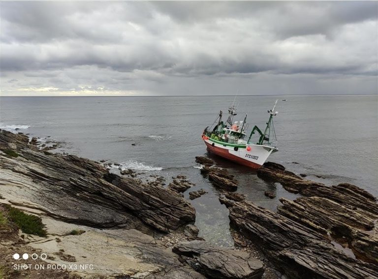 Rescatados en buen estado los 10 tripulantes de un pesquero tras encallar en Burela (Lugo)