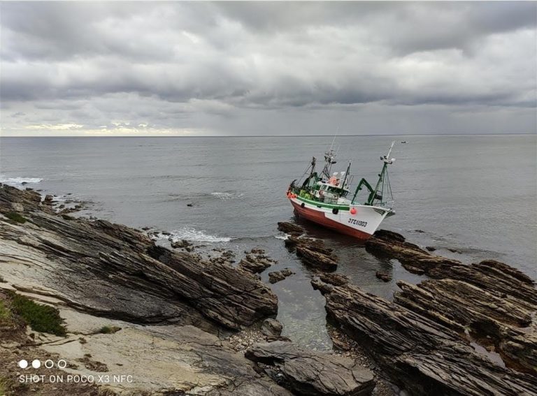 Pesca.- Remolcado a Burela (Lugo) el pesquero encallado en una zona de rocas