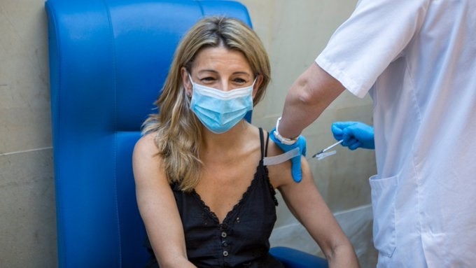 Cvirus.- Yolanda Díaz recibe la primera dosis de la vacuna contra la Covid-19