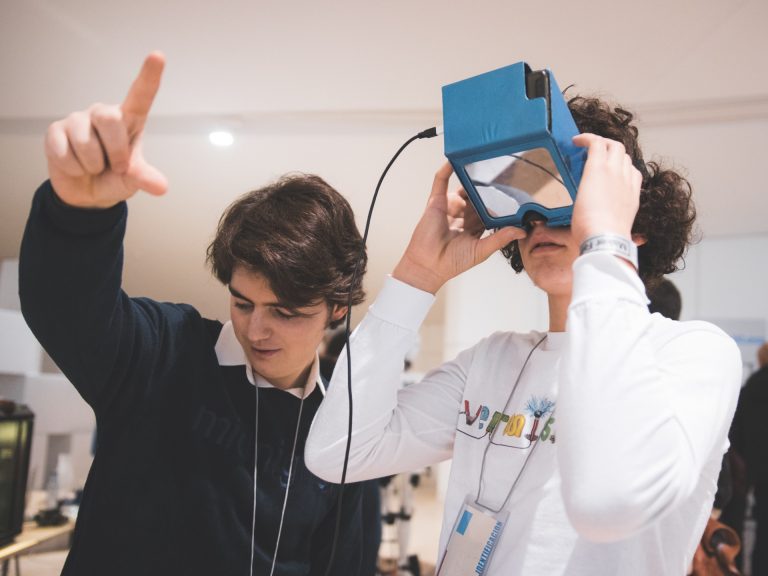 Un total de 22 proyectos de 13 colegios compiten en las jornadas ‘Maker faire Galicia’ de creatividad y ciencia