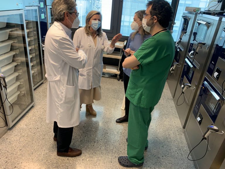 El área sanitaria de Santiago se dota de un sistema pionero de reprocesamiento de endoscopios integral y automatizado