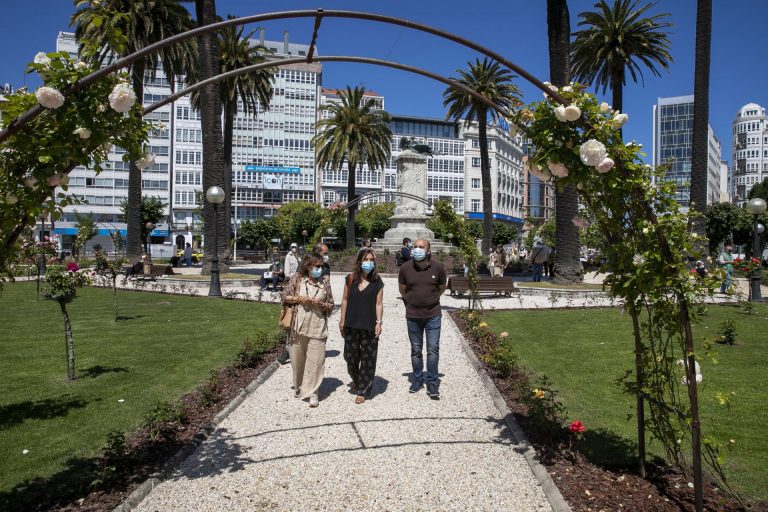La alcaldesa de A Coruña inaugura la rosaleda de Méndez Núñez como parte de los trabajos de recuperación de los jardines