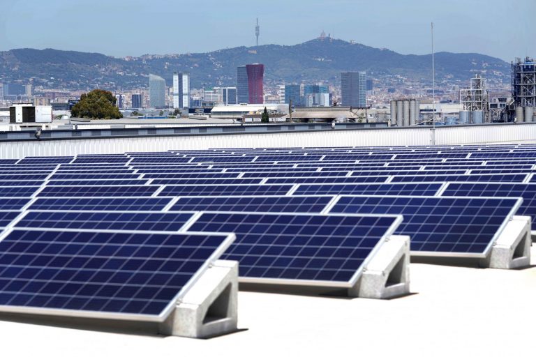 Mercadona instala más de 1.400 paneles solares y reduce el consumo energético en 39,7 millones de kWh entre 2019 y 2020